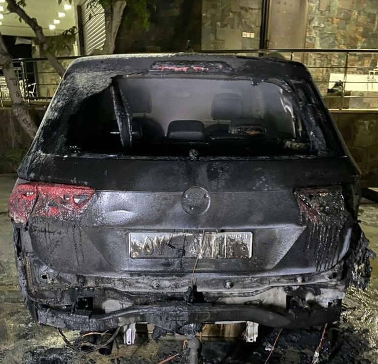 اراذل و اوباش پس از تهدید به قتل، خودروی یک خیّر را به آتش کشیدند+تصویر
