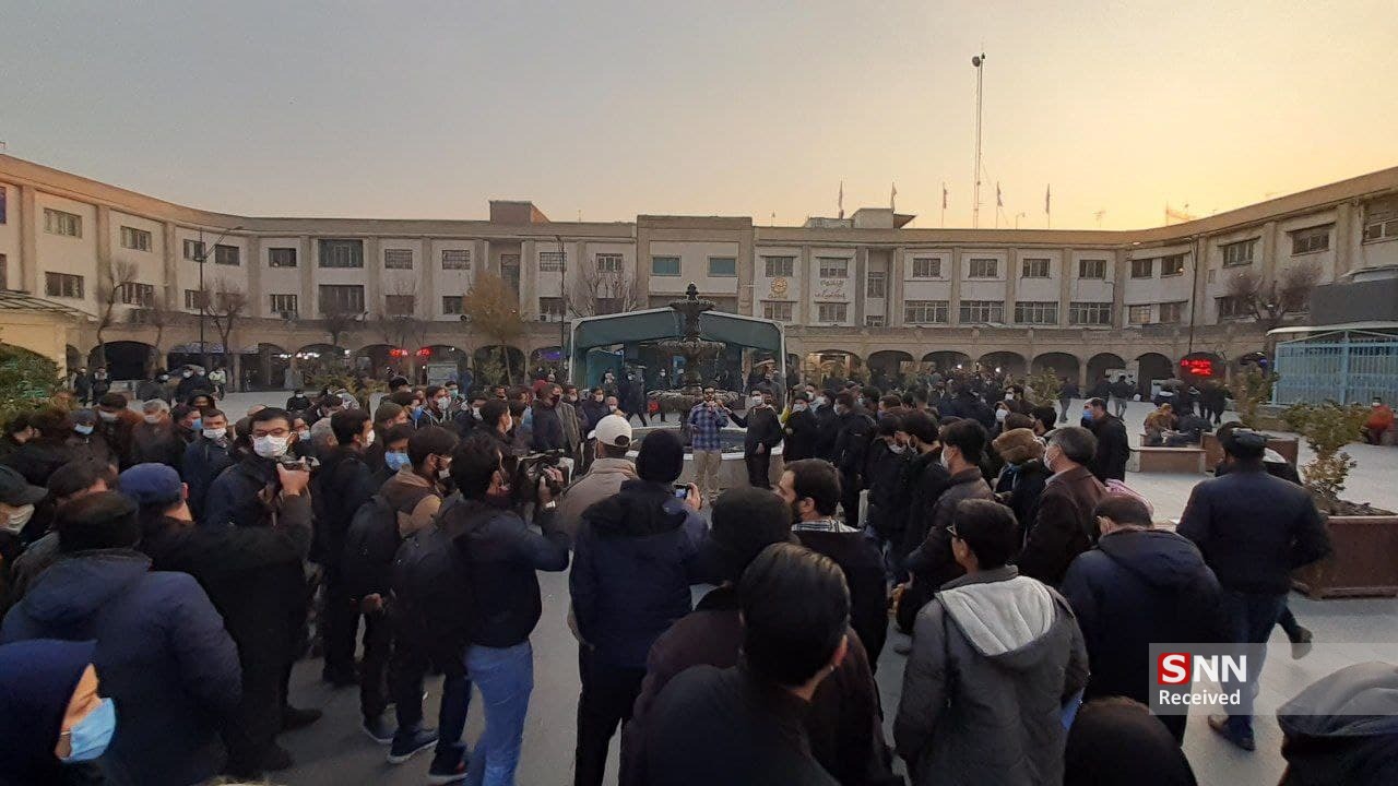 حضور دانشجویان در کف خیابان‌های تهران / صدای رسای مردم از تریبون دانشجویان