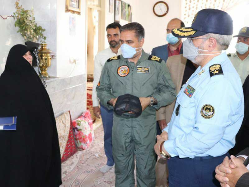 امیر سرتیپ نصیرزاده با خانواده شهید خلبان نامنی دیدار کرد