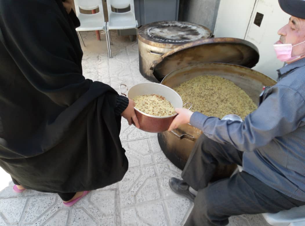 آماده//// روزانه بیش از ۱۰۰۰ وعده غذای گرم به مدت یک هفته در حاشیه مشهد توزیع کردیم