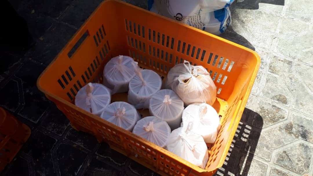 آماده//// روزانه بیش از ۱۰۰۰ وعده غذای گرم به مدت یک هفته در حاشیه مشهد توزیع کردیم