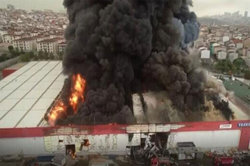 دو انفجار بزرگ همزمان در انبار ساختمان یک شرکت در استانبول موجب حریق بزرگی شد
