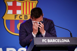 لحظه گریه لیونل مسی در آخرین کنفرانس خبری خود در تیم بارسلونا