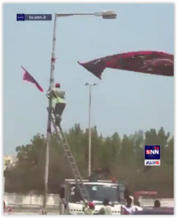 تصاویری از پایین کشیدن پرچم های عزاداری امام حسین در بحرین توسط دولت آل خلیفه
