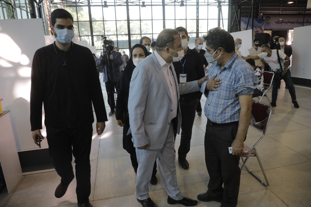 بازدید سرپرست دانشگاه علوم پزشکی تهران از مرکز واکسیناسیون شهید کسری اسمعیلی