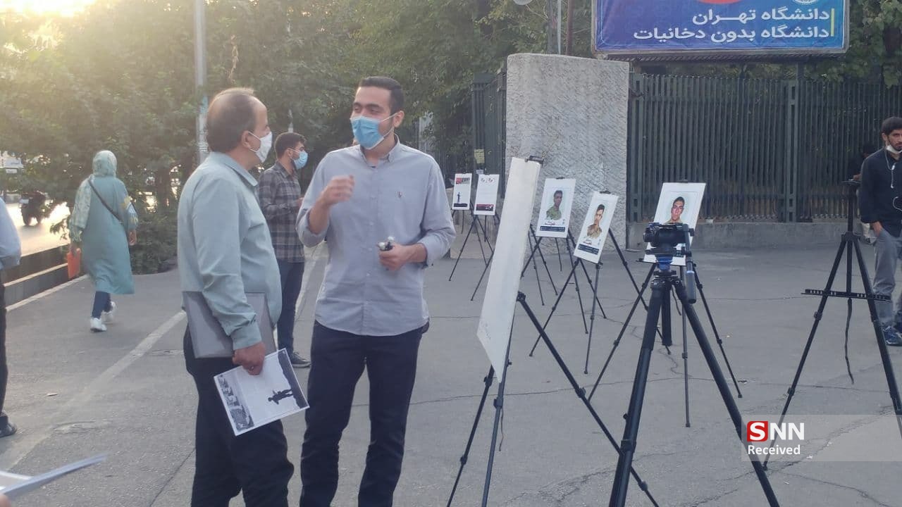 برگزاری نمایشگاه عکس شهدای سرباز روبه‌روی سردر دانشگاه تهران