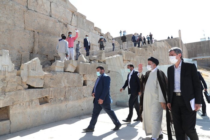رئیس جمهور از حافظیه و تخت جمشید بازدید کرد