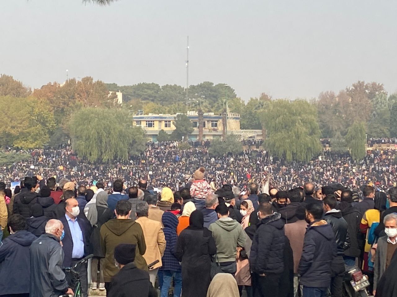 تجمع عظیم کشاورزان اصفهانی در اعتراض به بی آبی / مخبر: به هر شکل ممکن هر ۴ استان را حل می‌کنیم