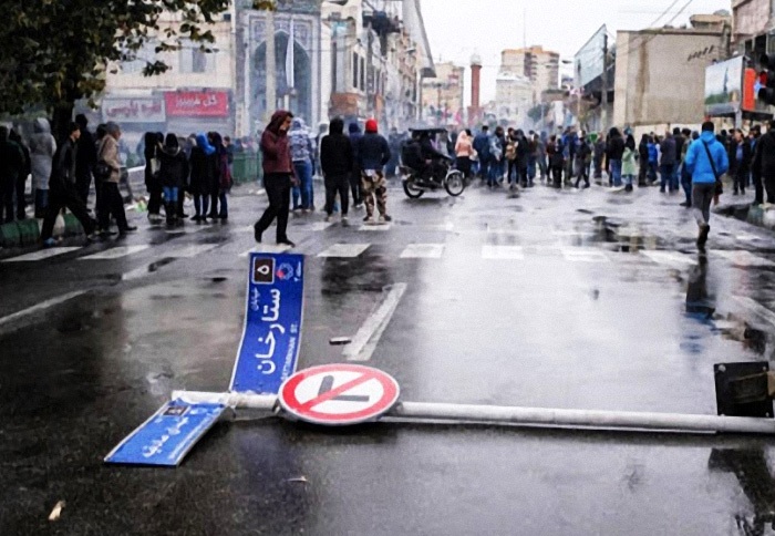 همنشینی آبان و بنزین در قابِ اعتراضات