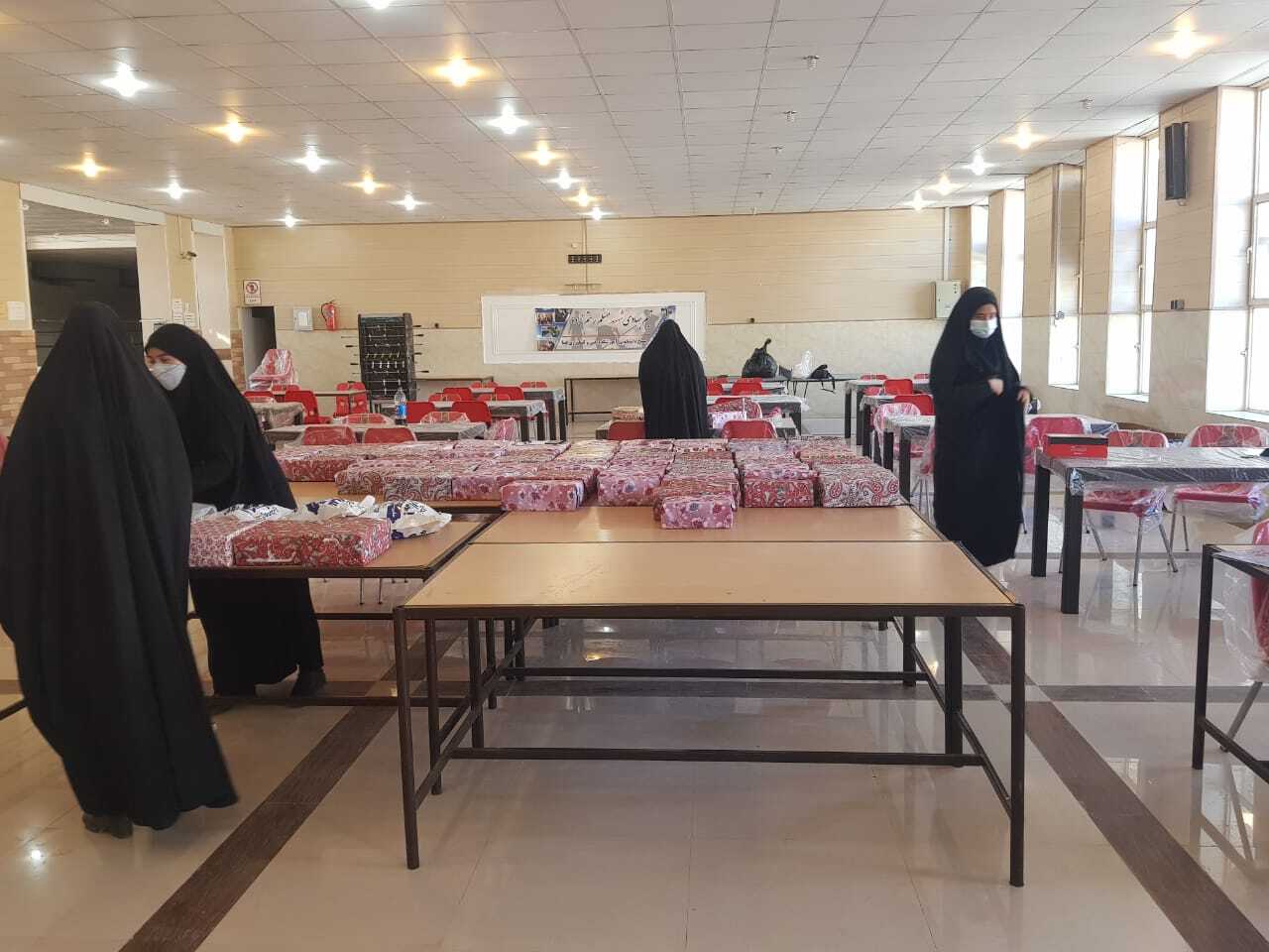 جمعه/// اهدا ۱۱۶ کفش و ۴۰۰ دست لباس به دانش آموزان مناطق محروم فسا از سوی جهادگران