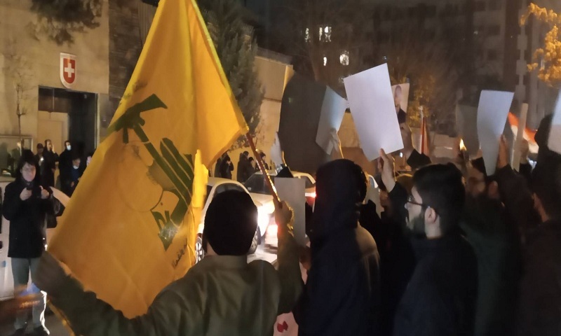 جمعی از دانشجویان دانشگاه‌های تهران در مقابل سفارت سوئیس فریاد انتقام سخت سر دادند