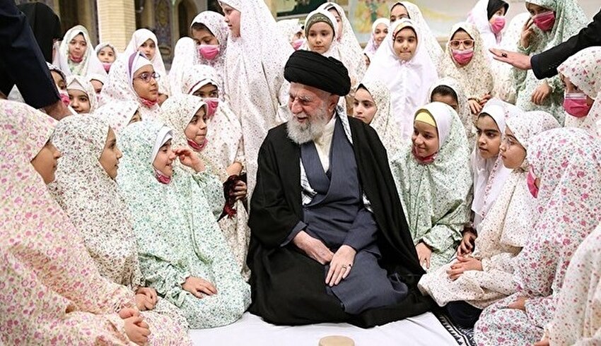 دخترانی که در جشن تکلیف همراه رهبر انقلاب وارد حسینیه شدند را بشناسید +تصاویر