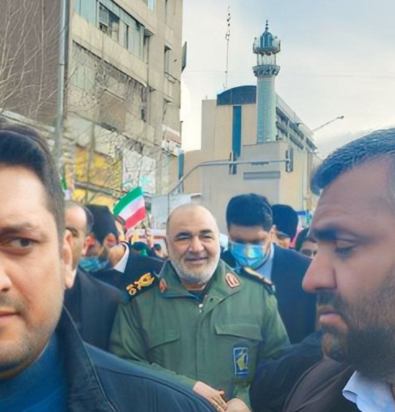 حضور رئیسی و قالیباف در جمع راهپیمایان / روحانی: استواری نظام نتیجه راهبری مقام معظم رهبری است + فیلم و عکس