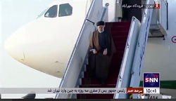 رئیسی صبح امروز پس از بازگشت از چین در فرودگاه مهرآباد تهران مورد استقبال محمد مخبر معاون اول رئیس جمهور و اعضای هیئت وزیران قرار گرفت
