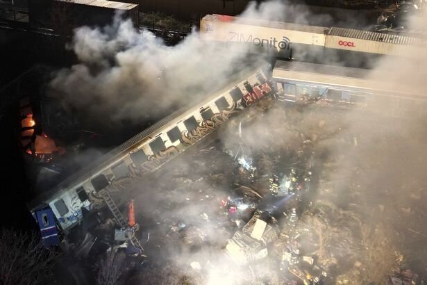 مرگبارترین حادثه قطاری در یونان / 117 کشته و زخمی + عکس و فیلم
