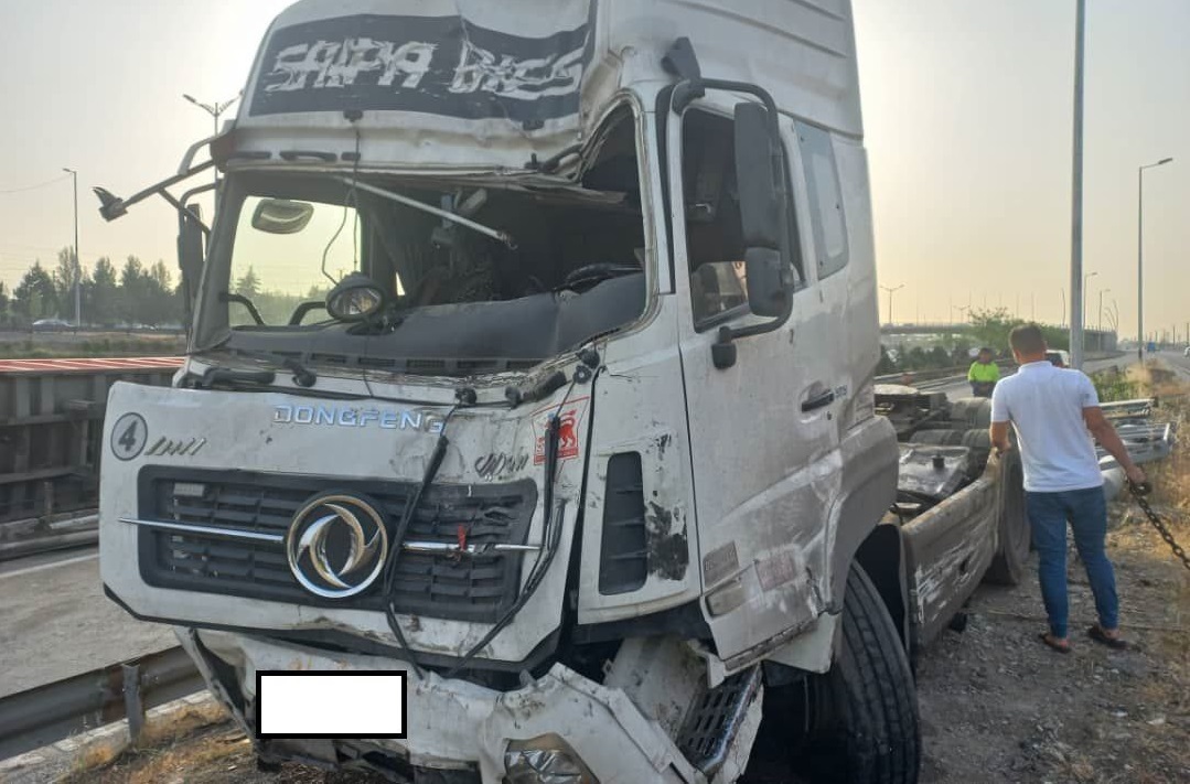واژگونی کامیونت در لاین کندرو بزرگراه فتح / یک لاین از بزرگراه مسدود شد