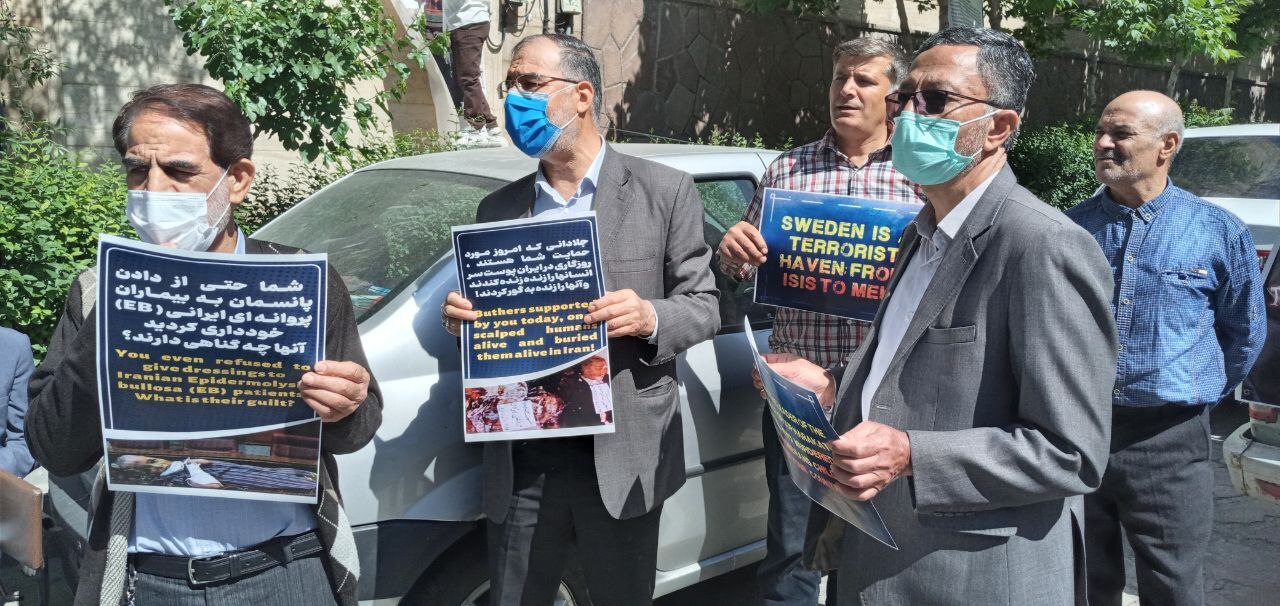 خانواده‌های قربانیان ترور در اعتراض به محاکمه حمید نوری در مقابل سفارت سوئد تجمع کردند