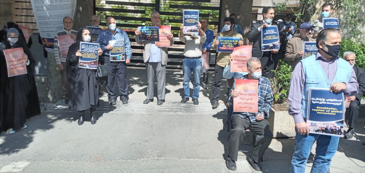 خانواده‌های قربانیان ترور در اعتراض به محاکمه حمید نوری در مقابل سفارت سوئد تجمع کردند