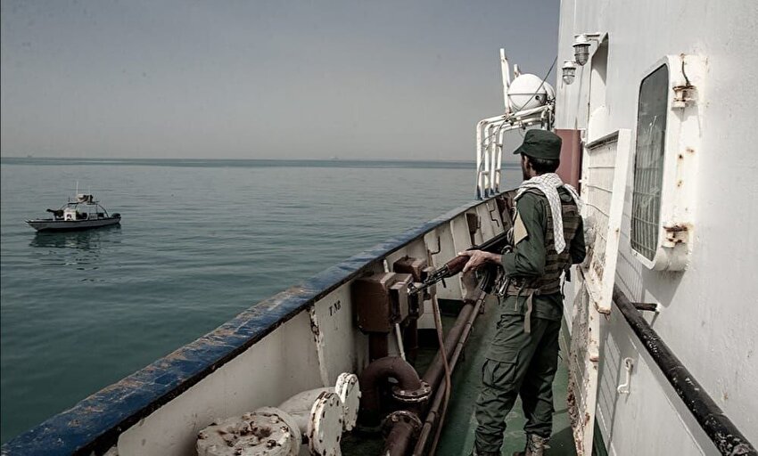 توقیف کشتی خارجی حامل ۵۵۰ هزار لیتر سوخت قاچاق در خلیج فارس