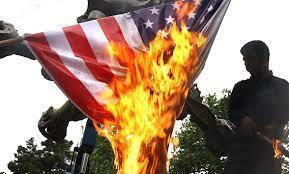 ایستادگی مردم سوریه در برابر نیرو‌های اشغالگر آمریکایی / پرچم آمریکا به آتش کشیده شد