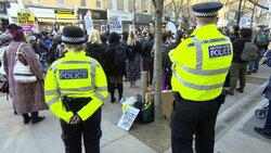 اعتراض شدید مردم پکهام در جنوب لندن به دستگیری مهاجران و سرکوب آنان توسط پلیس انگلستان