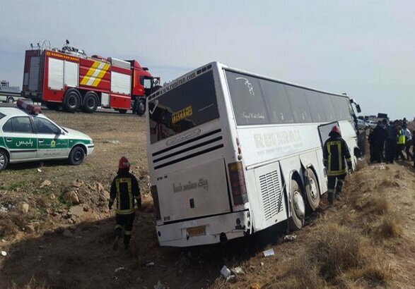 واژگونی اتوبوس در اتوبان زنجان - تبریز با 3 کشته و 16 زخمی