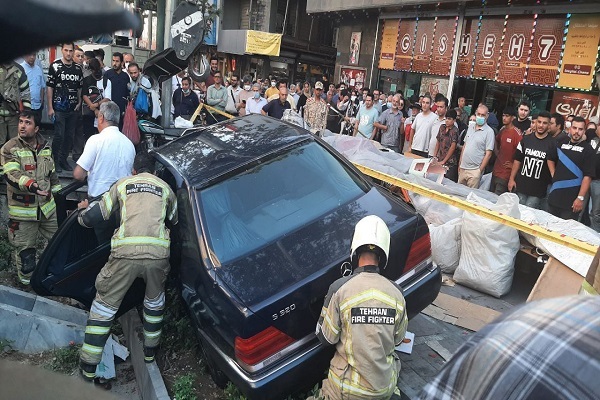 جزئیات تصادف خودروی تشریفات در خیابان ولیعصر تهران با عابران پیاده