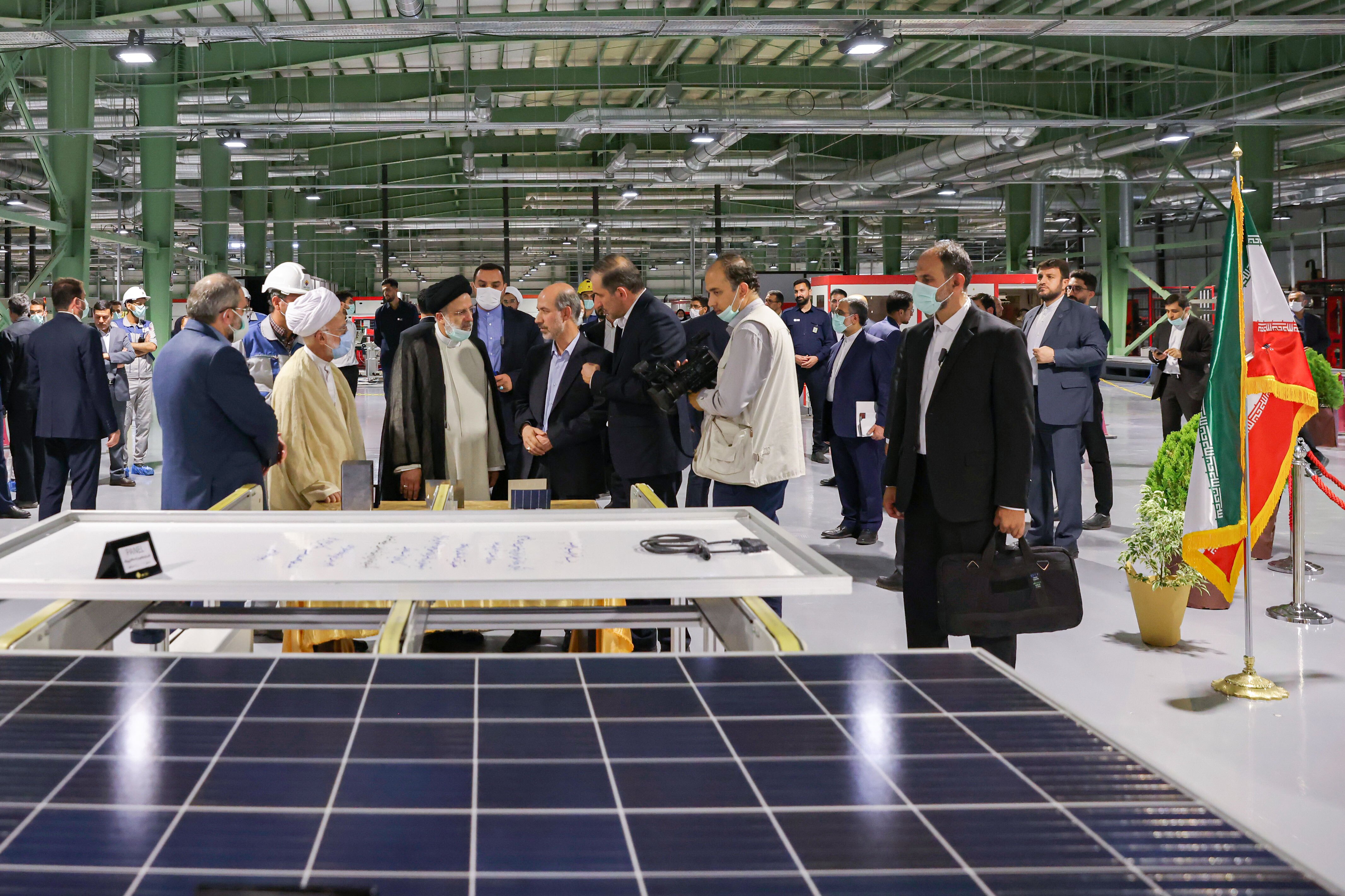خداحافظی کارگران هپکو از رئیس جمهور با شعار «رئیسی دوستت داریم» / افتتاح بزرگترین کارخانه تولید پنل خورشیدی کشور در استان مرکزی
