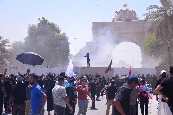 ورود طرفداران صدر به پارلمان عراق/ ۲۲ نفر زخمی شدند
