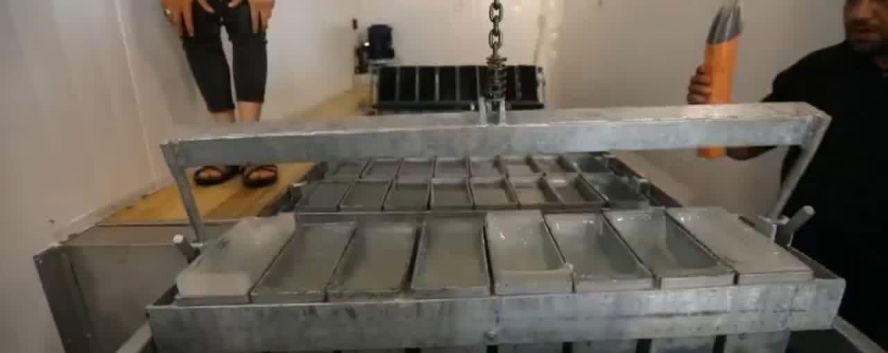 کارخانه یخ بنیاد احسان در کربلا ۵ هزار قالب یخ توزیع می‌کند