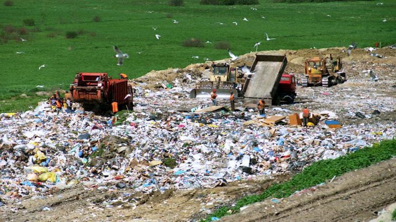 ایجاد خطرات زیست محیطی با دفن غیر بهداشتی زباله در چرام/ عدم دفن اصولی پسماند در منطقه گردشگری شهرستان