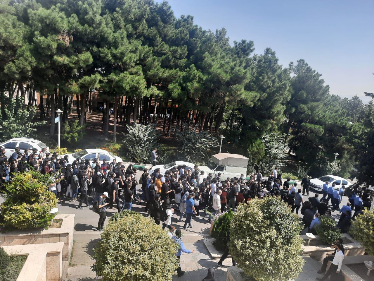 ادامه تجمعات دانشجویی در پی فوت مهسا امینی در دانشگاه‌های تهران/ از ورود افراد مشکوک به تجمعات تا ضرب و شتم دانشجویان از سوی افراد سوء استفاده گر