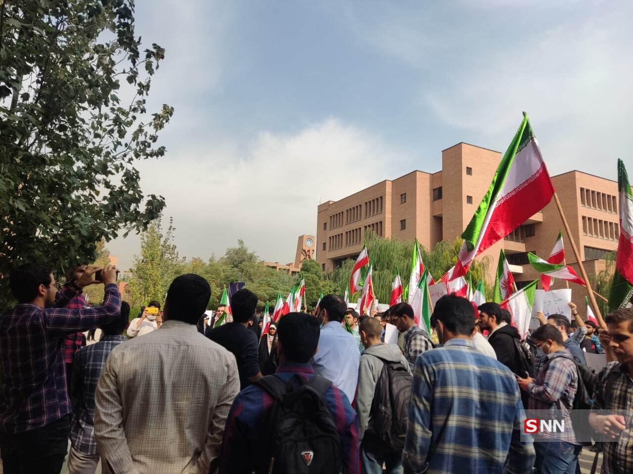 دانشجویان دانشگاه شریف در اعتراض به بی حرمتی و قانون شکنی تجمع کردند+ فیلم