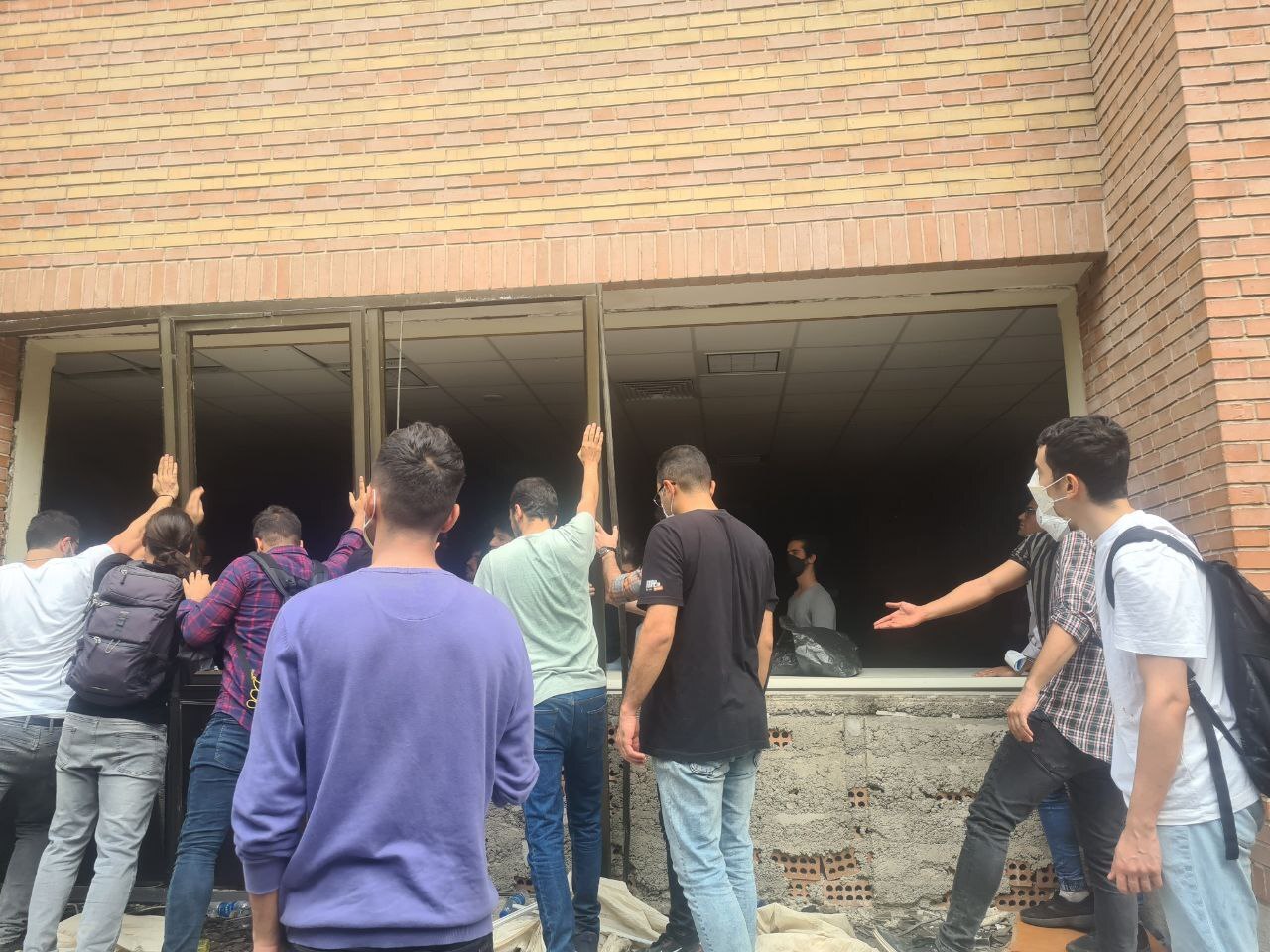حمله دانشجویان اغتشاشکر دانشگاه شریف به سلف دانشجویی+فیلم