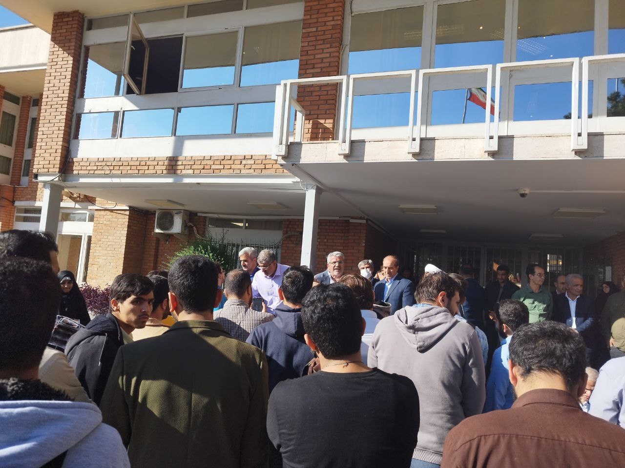 برگزاری تجمع دانشجویی در مقابل دفتر رئیس دانشگاه شهید بهشتی/ اعتراض دانشجویان به مدیریت ضعیف قیداری نصیری در برخورد اتفاقات اخیر