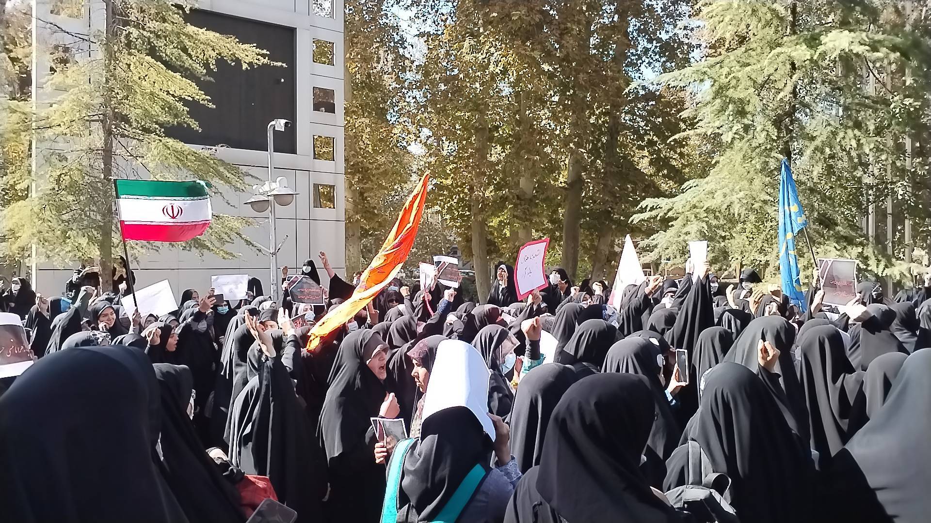 دانشجویان دانشگاه الزهراء (س) اهانت به امام حسین (ع) را محکوم کردند