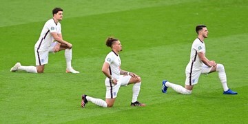 تیم ملی انگلیس در جام جهانی علیه نژادپرستی زانو می‌زند