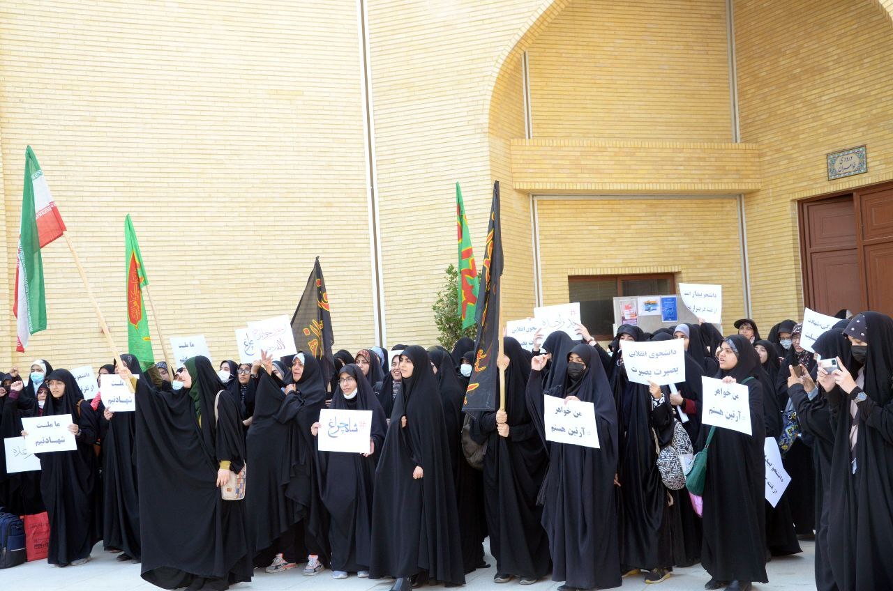 تجمع اساتید و دانشجویان دانشگاه شاهد در اعتراض به جنایت تروریستی داعش در شاهچراغ (ع)