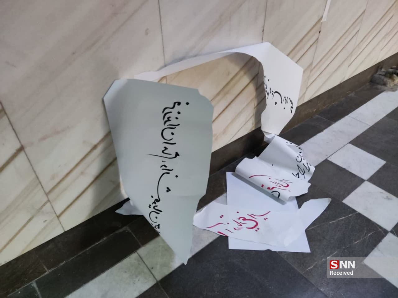 تخریب فضاسازی دانشگاه رازی کرمانشاه به مناسبت روز دانشجو / هتک حرمت به تصاویر شهدای امنیت