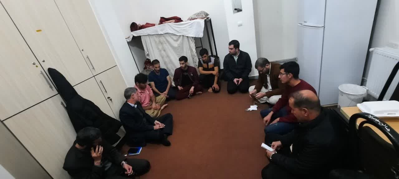 حضور رئیس دانشگاه رازی کرمانشاه در خوابگاه دانشجویی / دانشجویان از مشکلات خود گفتند