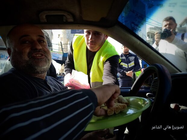 توزیع شیرینی پس از عملیات قدس/ تشییع پیکر شهید نوجوان فلسطینی در نابلس+ عکس
