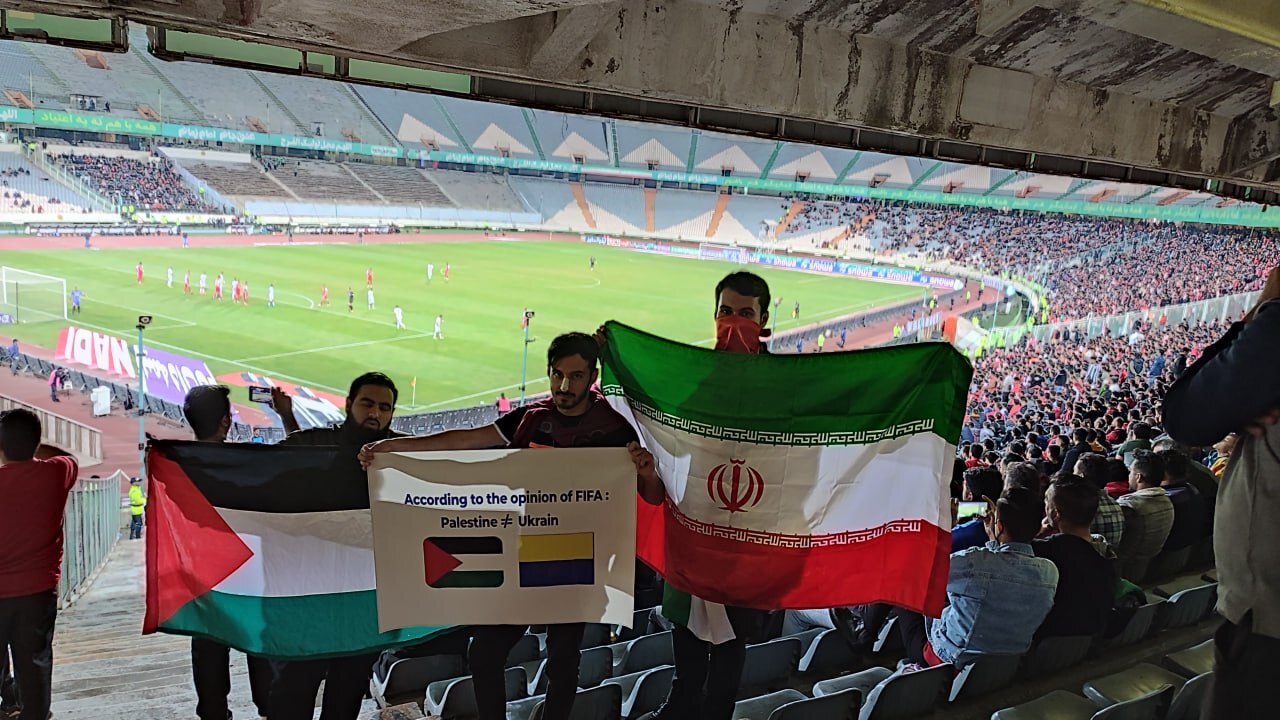 اعتراض دانشجویان به حذف اندونزی از میزبانی جام جهانی فوتبال جوانان با حمایت تلویحی فیفا از رژیم صهیونسیتی