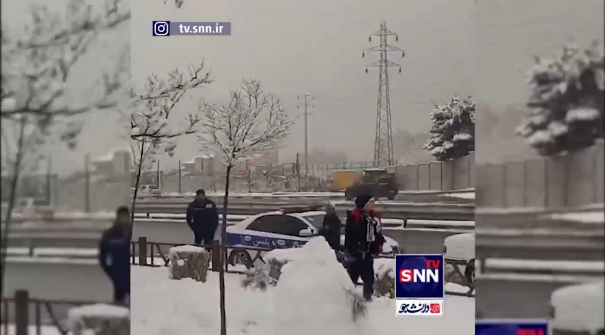 برف بازی کودکان با پلیس