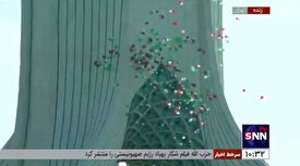 رهاسازی صد‌ها بادکنک بر فراز میدان آزادی تهران در حاشیه راهپیمایی ۲۲ بهمن