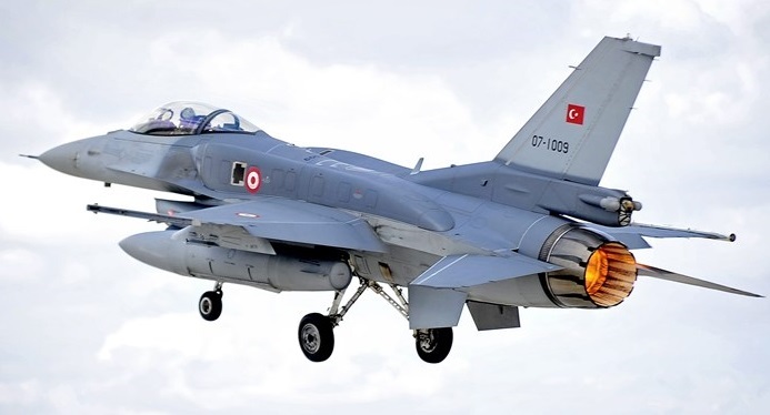 گشت هوایی جنگنده‌های «اف -16» ترکیه هنگام ماموریت جت‌های روسیه