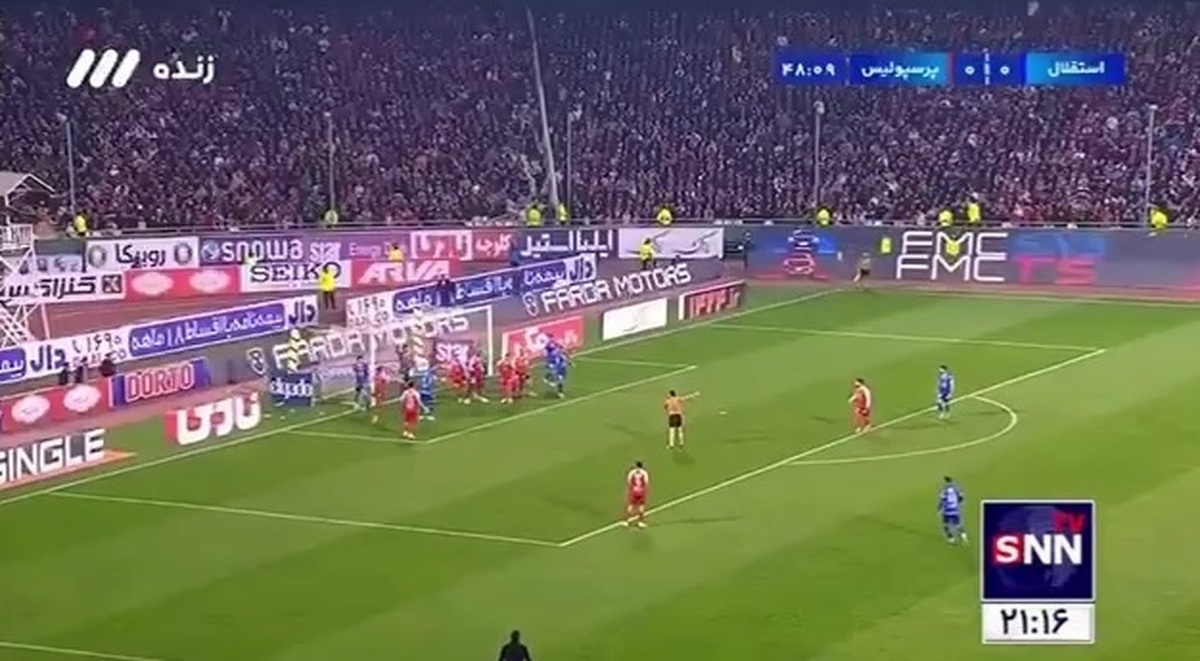 موقعیت خطرناک برای استقلال و برخورد توپ به تیرک دروازه که داور نیز برخورد های داخل محوطه شش قدم را خطا تشخیص داد