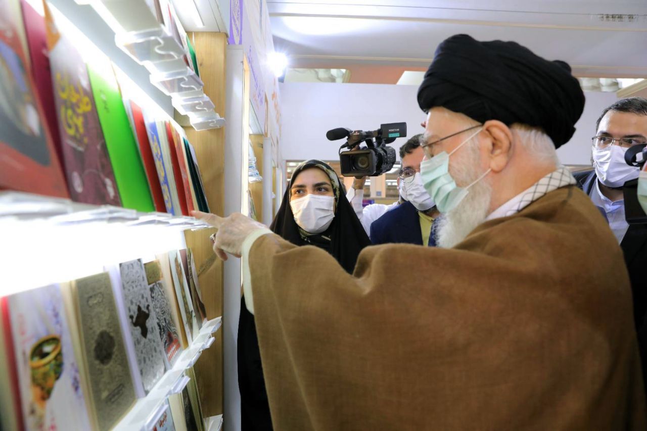 رهبر انقلاب اسلامی از نمایشگاه کتاب تهران بازدید کردند