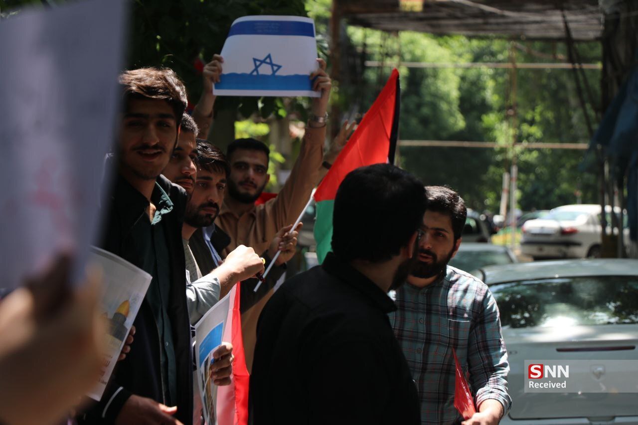 تجمع دانشجویان در اعتراض به جنایات اخیر رژیم صهیونیستی در مقابل نمایندگی سازمان ملل