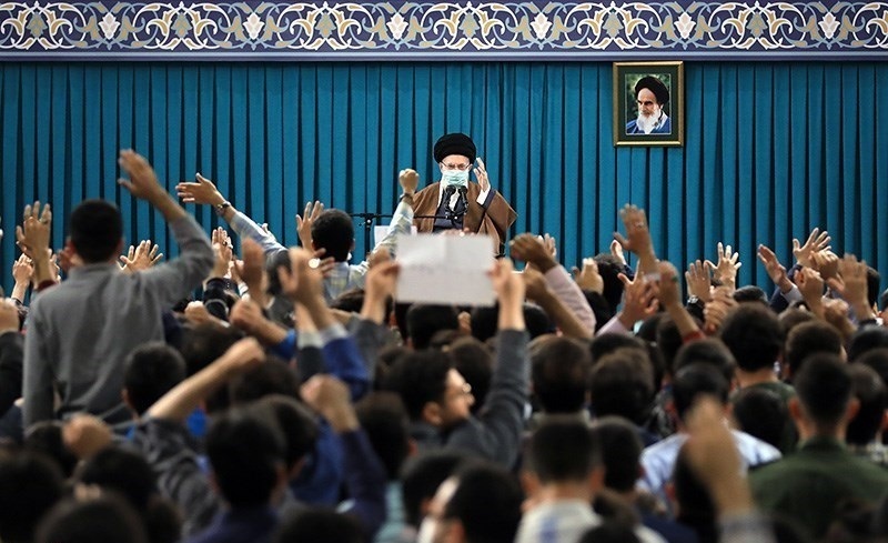 عزاداری هیئت‌های دانشجویی در حضور رهبر انقلاب / حرکت دسته‌های عزاداری از مقابل دانشگاه تهران
