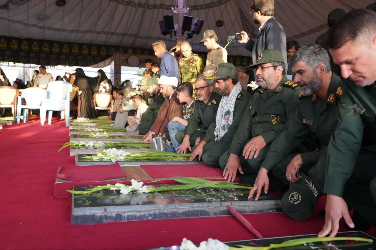 عطرافشانی گلزار شهدای بین المللی کرمان به روایت تصویر